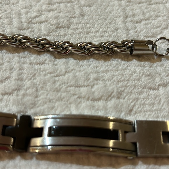 Stainless steel and black Men’s bracelet. - Picture 4 of 7